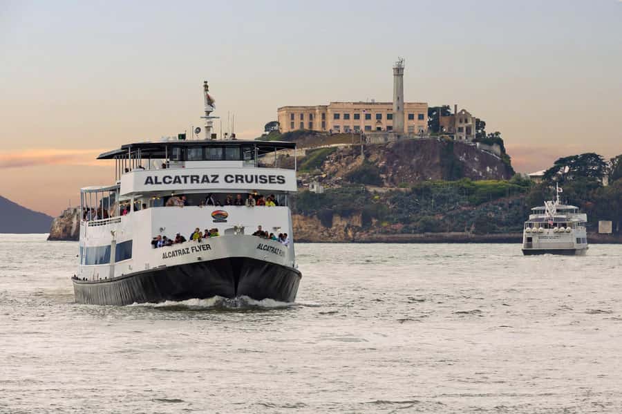 Lombard Leap: Lombard Street, Coit Tower and Chinatown Tour - The guide factor: quick facts, a friendly pace, and real service