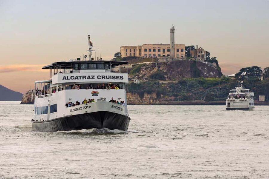 San Francisco: Alcatraz Admission + City Highlights Tour - The best part of the city drive: Lombard Street, plus real photo time