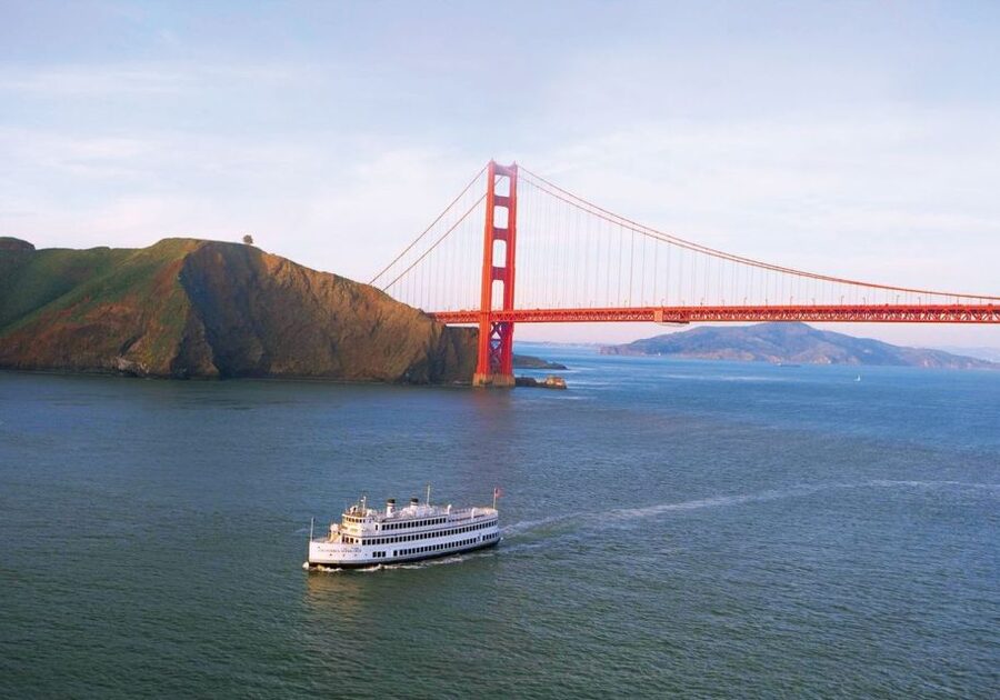 San Francisco: Christmas Day Buffet Brunch or Dinner Cruise - Live Entertainment and Onboard Atmosphere on Christmas Day