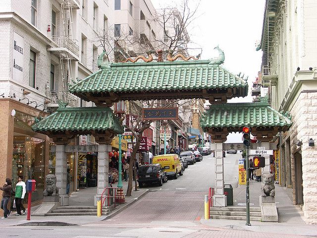 San Francisco: Food Walking Tour of Chinatown & North Beach - Meeting at the Chinatown Gate, then walking into twilight